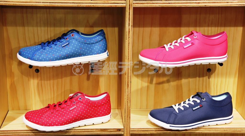 カラーバリエーションも豊富なウォーキングシューズ「スカイスケープ」は２２．６～２６．０センチ、全７色（８９００円）＝２０１４年１０月１５日、東京都新宿区（田中幸美撮影）