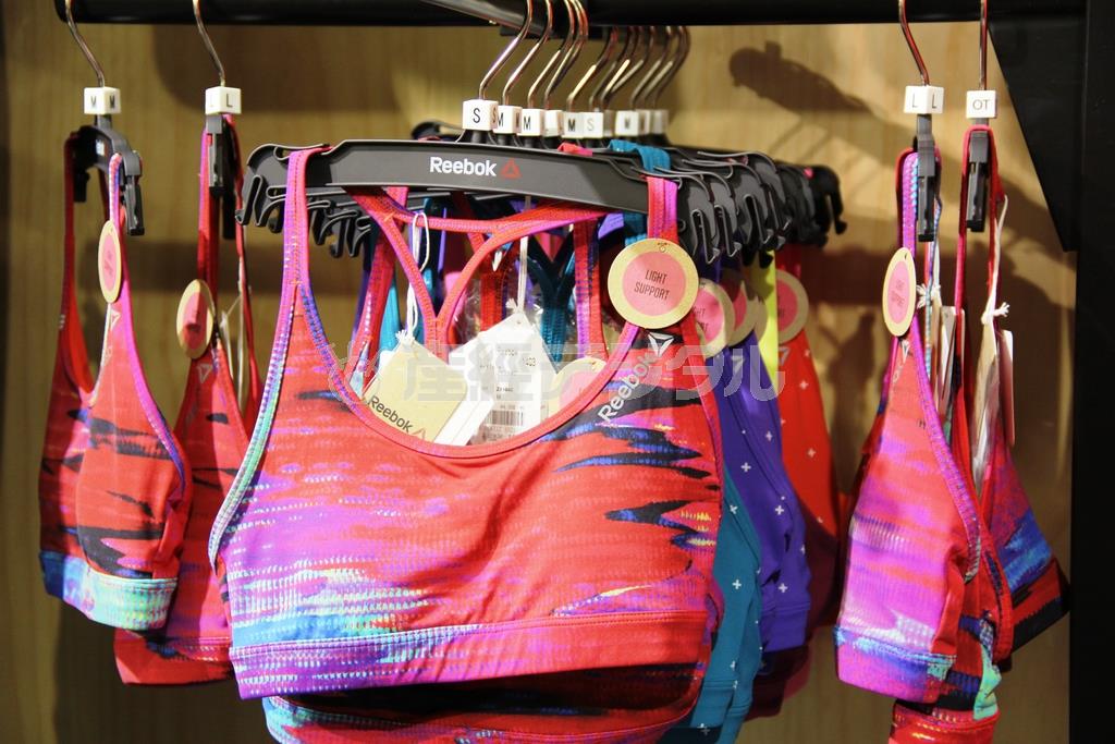 ＭＹＯＹグラフィックブラトップ（４３００円）。※価格はすべて税別です＝２０１４年１０月１５日、東京都新宿区（田中幸美撮影）