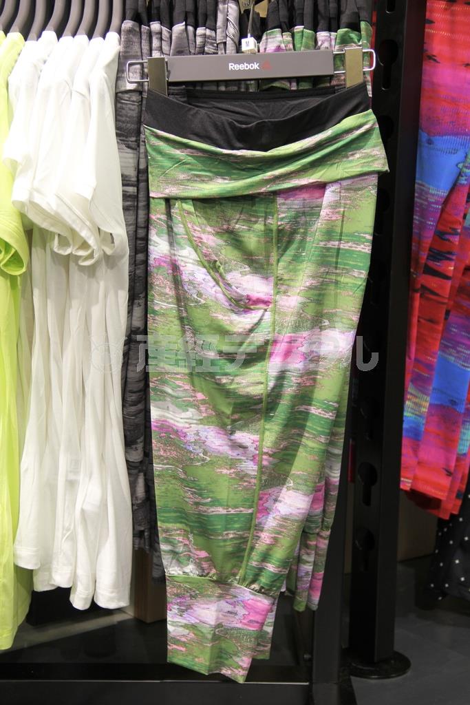 ウエストからヒップにかけてはゆるめに、膝回りはほどよくスリムなシルエットのカプリパンツ、ゆるスリムグラフィック（５８００円）。※価格はすべて税別です＝２０１４年１０月１５日、東京都新宿区（田中幸美撮影）