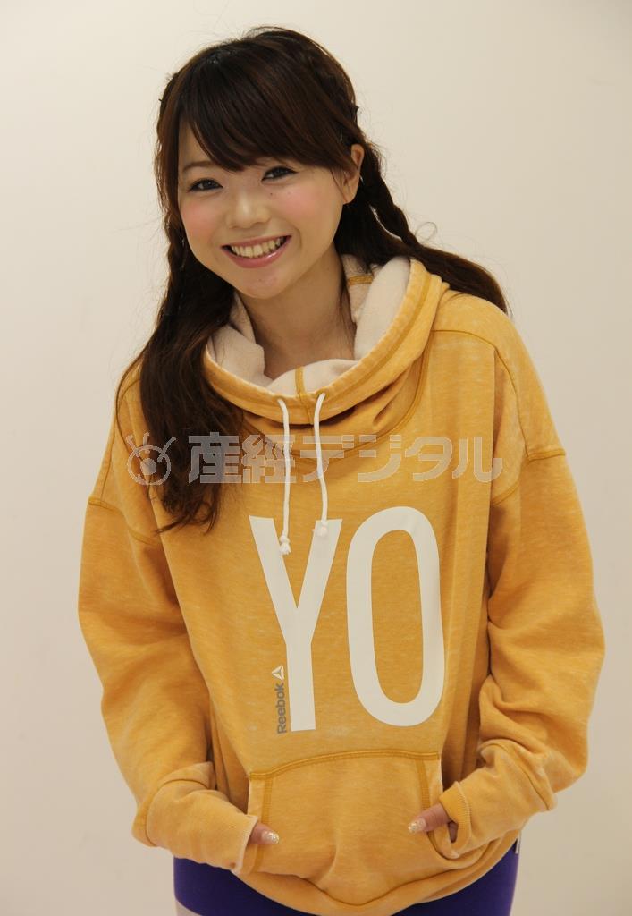 前身頃には「ＹＯ」、後身頃に「ＧＡ」と描かれ遊び心満載のＹＷフーディ（６８００円）。※価格はすべて税別です＝２０１４年１０月１５日、東京都新宿区（田中幸美撮影）