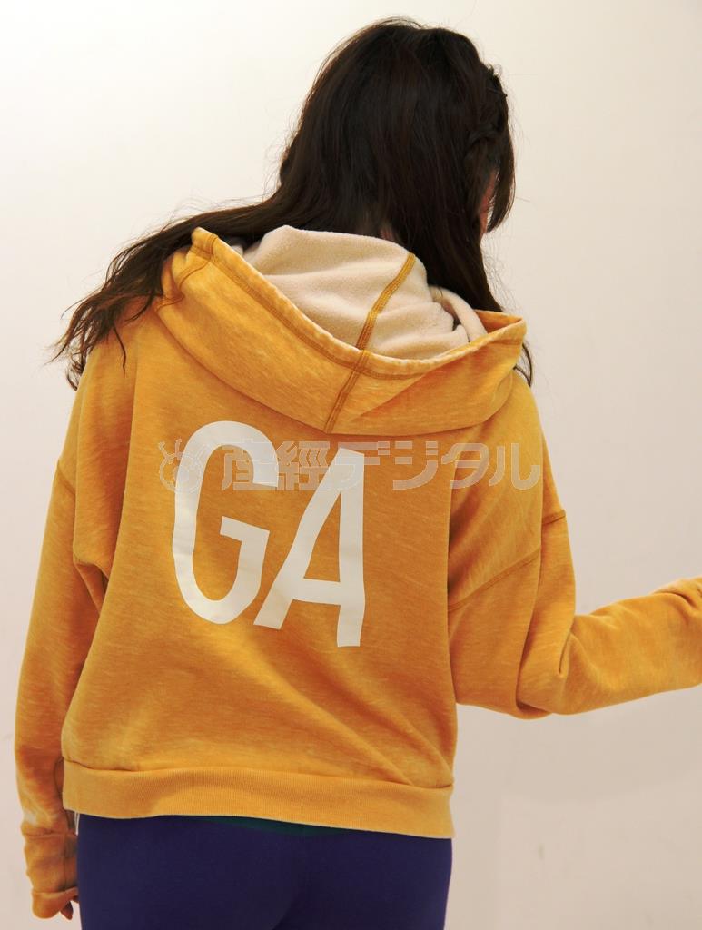 前身頃には「ＹＯ」、後身頃に「ＧＡ」と描かれ遊び心満載のＹＷフーディ（６８００円）。※価格はすべて税別です＝２０１４年１０月１５日、東京都新宿区（田中幸美撮影）