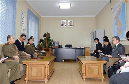 北朝鮮の徐大河・特別調査委員長（左端）との協議に臨む外務省の伊原純一アジア大洋州局長（右端）ら代表団＝２８日午前、平壌（共同）