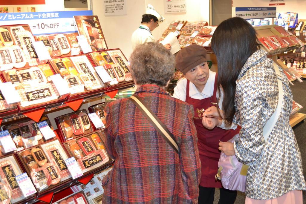 ハム・精肉コーナーで、客に商品の説明をする従業員＝２８日、東京都豊島区の西武池袋本店