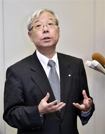 原子力規制委との会談を終え、記者団の質問に答える九州電力の瓜生道明社長＝２９日午後、東京都港区