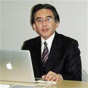 ９月中間決算会見に臨む任天堂の岩田聡社長＝２９日、大阪市中央区の大阪取引所（前川有紀撮影）