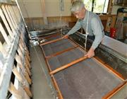 紙すき作業をする「細川紙技術者協会」の鷹野禎三会長＝２０１４年１０月２８日、埼玉県秩父郡東秩父村（栗橋隆悦撮影）