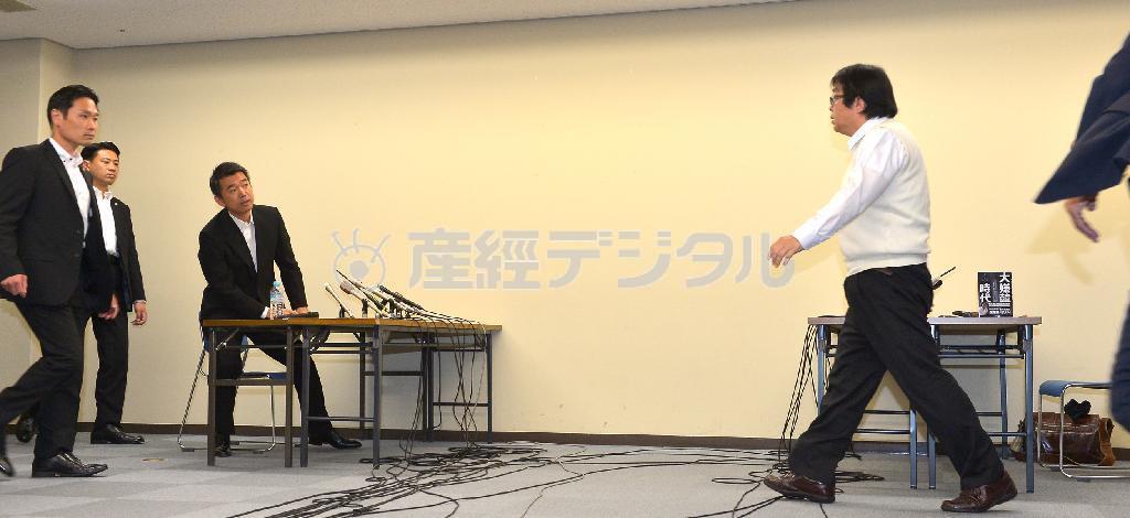 面談で橋下（はしもと）徹大阪市長（左）に詰め寄る「在日特権を許さない市民の会」（在特会）の桜井誠会長＝２０１４年１０月２０日、大阪市北区の大阪市役所（榎本雅弘撮影）