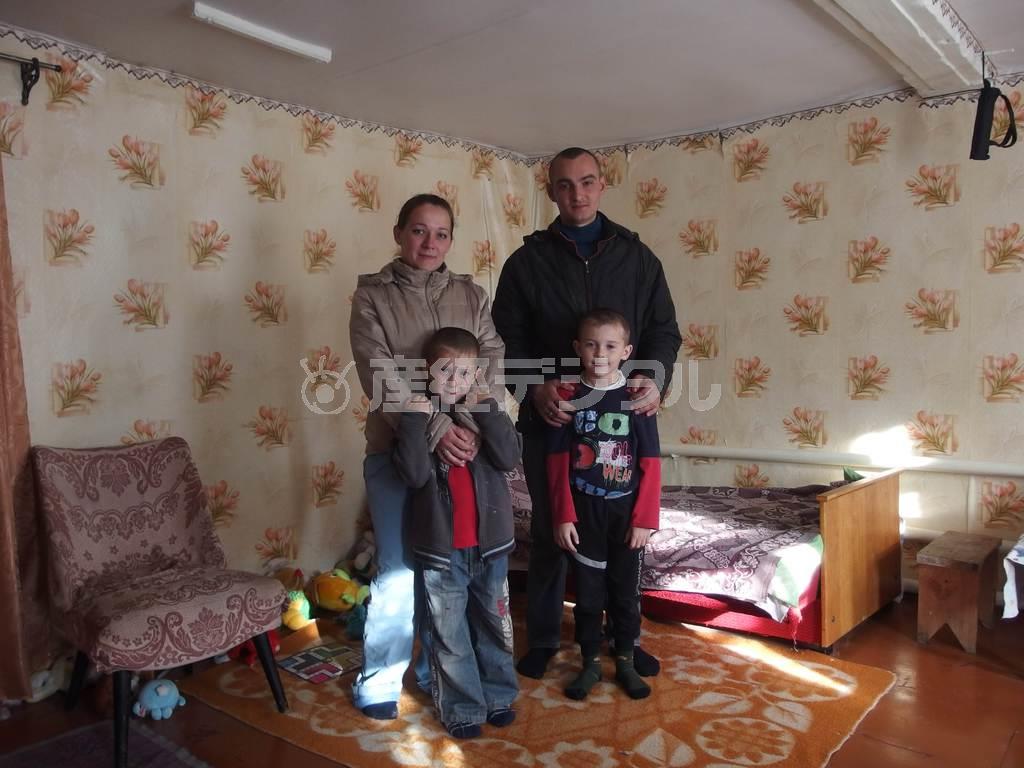 ウクライナから避難し、ロシア西部ベルゴロド州のカロチャ郊外で、提供された農家で暮らす一家＝２０１４年１０月２１日（遠藤良介撮影）