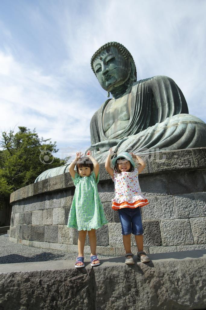 背の高い大仏と子供の背の高さは差がありすぎるので、高さを合わせるようにどこかに登るなど、少しでも高さを合わせると、顔が大きくなり、表情が分かるでしょう＝２０１４年９月１６日、神奈川県鎌倉市（須藤夕子さん撮影）