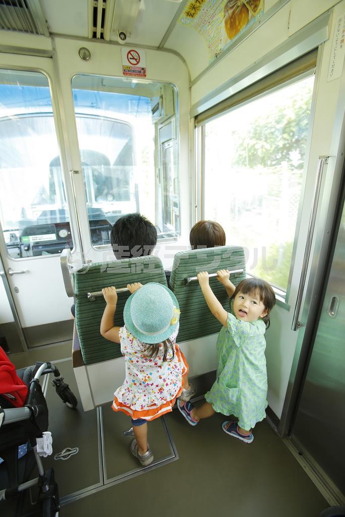 車内に入ったら露出が変わるので、一度試し撮りをするなど適正露出にセットしておくといいでしょう。子供の動きは早いので、なるべくシャッタースピードが遅くならないように感度をあげておきましょう＝２０１４年９月１６日、神奈川県鎌倉市（須藤夕子さん撮影）