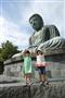 背の高い大仏と子供の背の高さは差がありすぎるので、高さを合わせるようにどこかに登るなど、少しでも高さを合わせると、顔が大きくなり、表情が分かるでしょう＝２０１４年９月１６日、神奈川県鎌倉市（須藤夕子さん撮影）