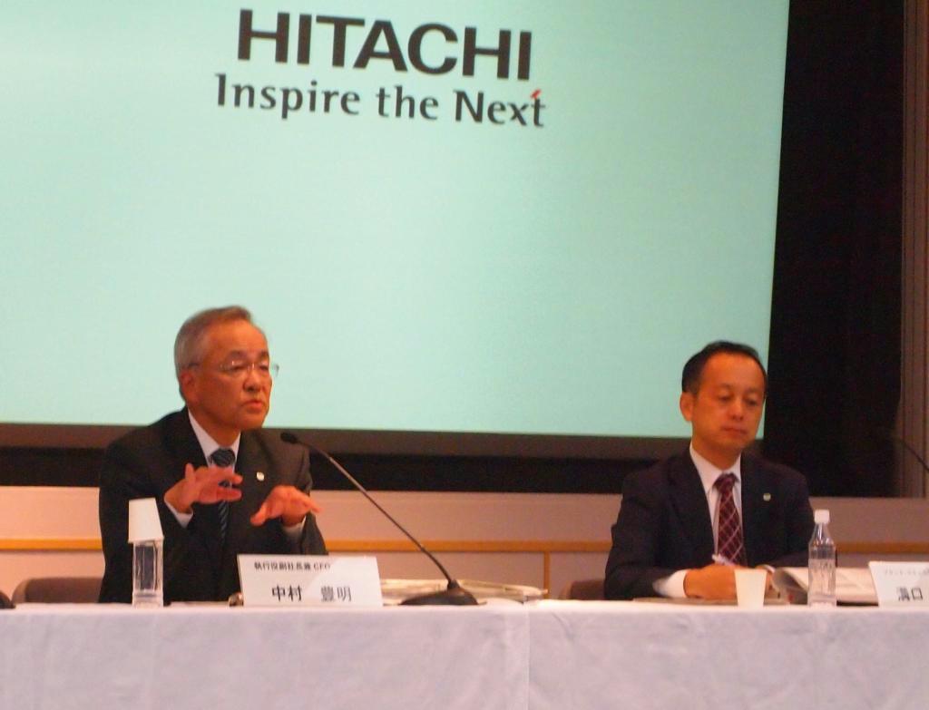 ２０１４年９月中間決算を発表する日立製作所の中村豊明副社長（左）＝２９日、東京都千代田区