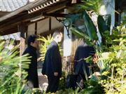 小渕前経産相の元秘書、折田謙一郎氏の自宅の家宅捜索に入る東京地検特捜部の係官＝３０日午前８時４０分ごろ、群馬県中之条町