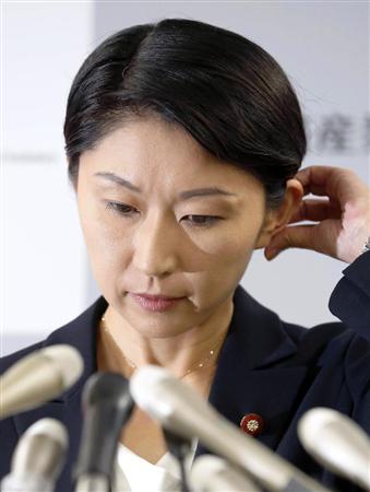 厳しい表情で記者会見する小渕経産相＝２０日午前、経産省