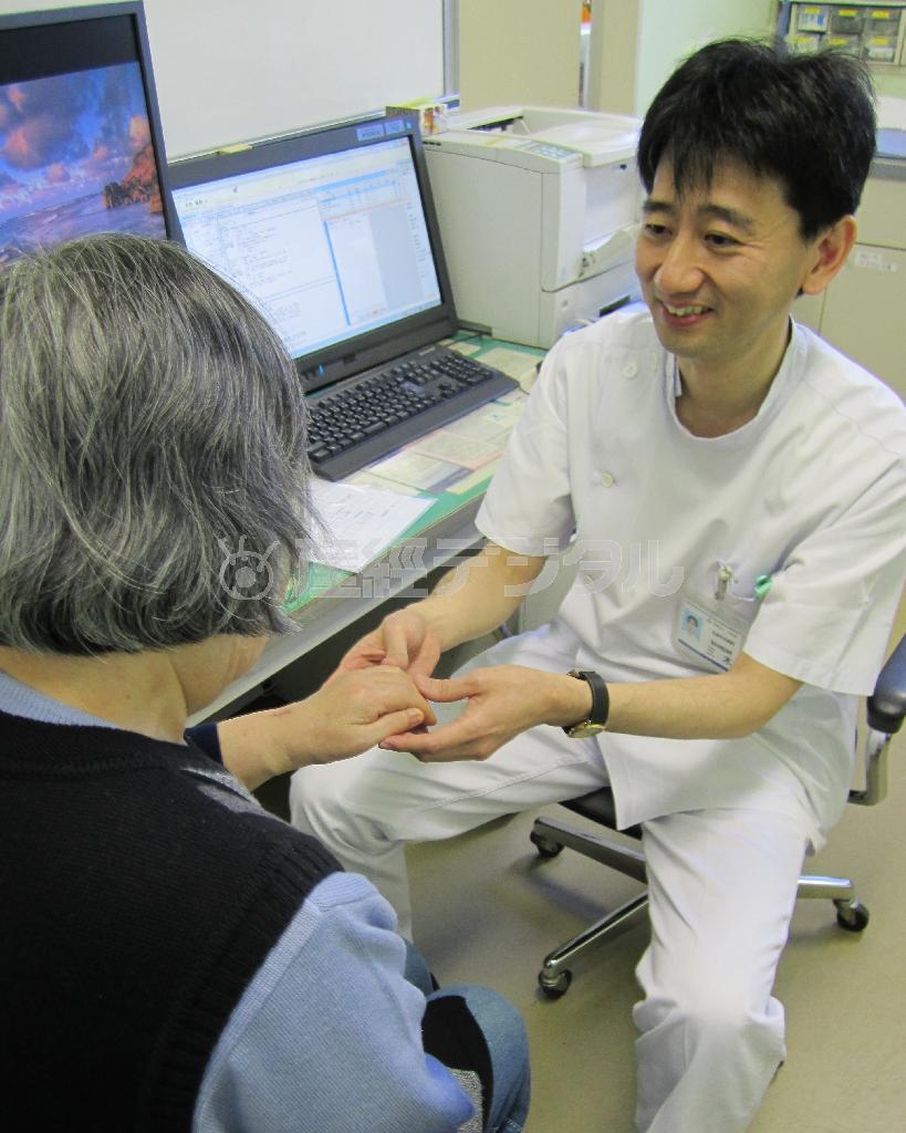 医師の診察を受ける患者。厚労省は医療費抑制のため市町村への積極的な取り組みを促す＝２０１４年１月７日、兵庫県内（袖中陽一撮影）