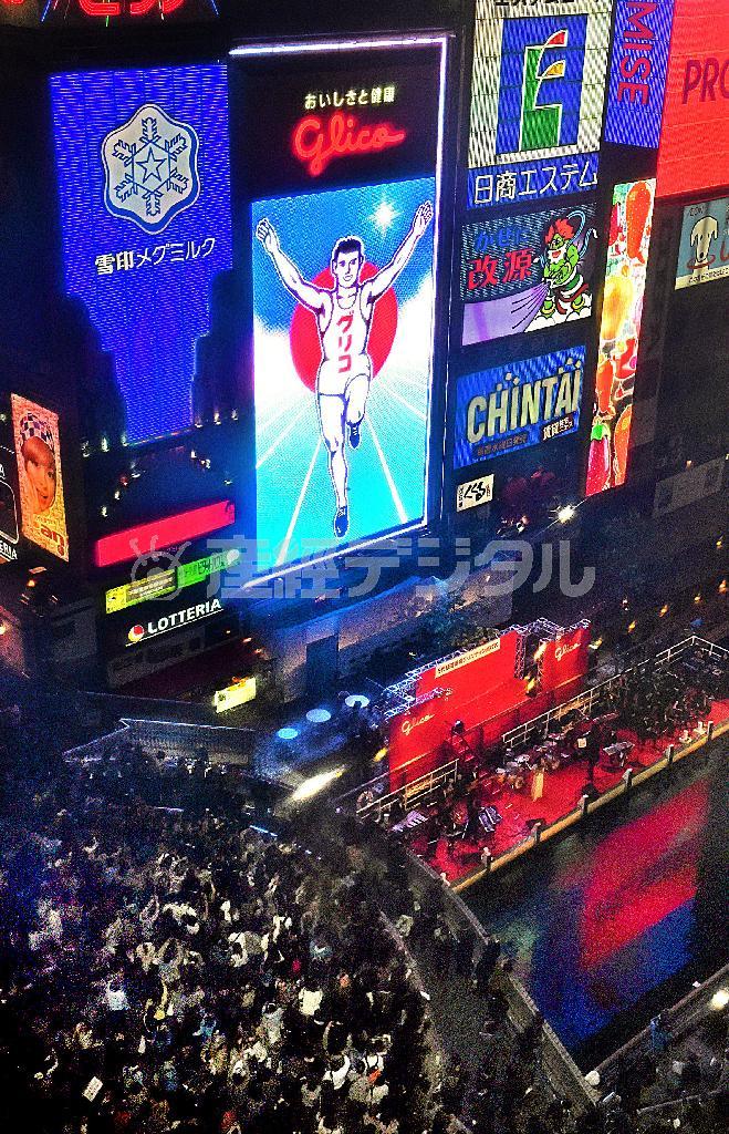 お披露目となった６代目グリコ看板。道頓堀には多くの人が集まった＝２０１４年１０月２３日午後６時３６分、大阪市中央区（竹川禎一郎撮影）