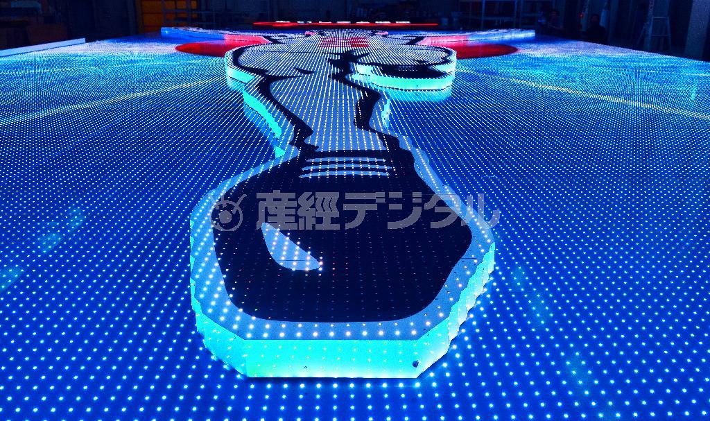 足元から望む６代目グリコ。青く光るＬＥＤが幻想的な雰囲気を醸し出す＝２０１４年７月２４日、広島県広島市（竹川禎一郎撮影）