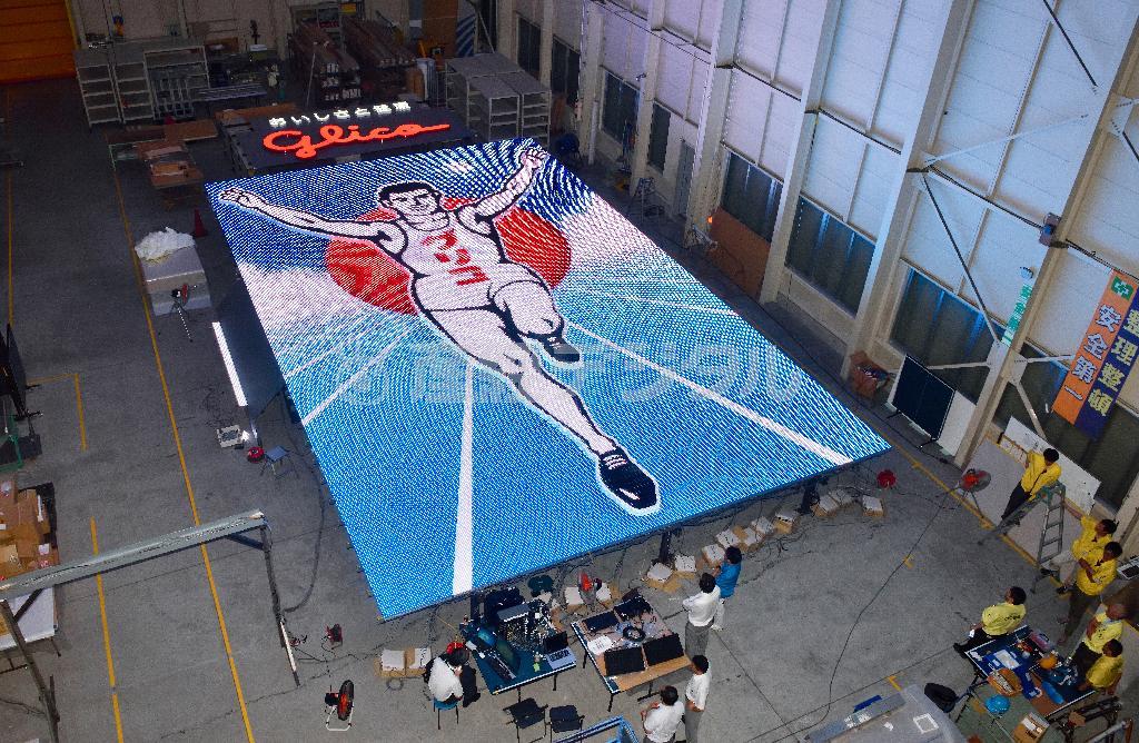 ７月の点灯試験で全貌を現したグリコの新しい看板＝２０１４年７月２４日、広島県広島市（竹川禎一郎撮影）