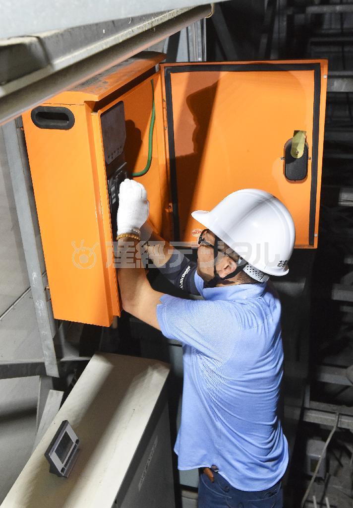 ５代目の電源を切る江崎グリコの鈴木輝生さん＝２０１４年８月１７日、広島県広島市（竹川禎一郎撮影）