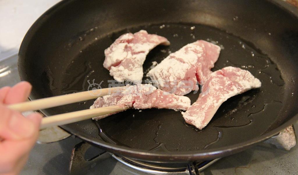 サバのトマト風味カレー（作り方１）＿＿フライパンにサラダ油大さじ１／２を熱する。塩・こしょうを振って小麦粉をまぶしたサバを皮目から入れて焼き付けて、取り出す（田中幸美撮影）