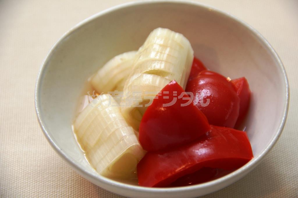 ねぎとパプリカの甘酢漬け。※１９ｋｃａｌ、塩分０．２グラム（１人分）