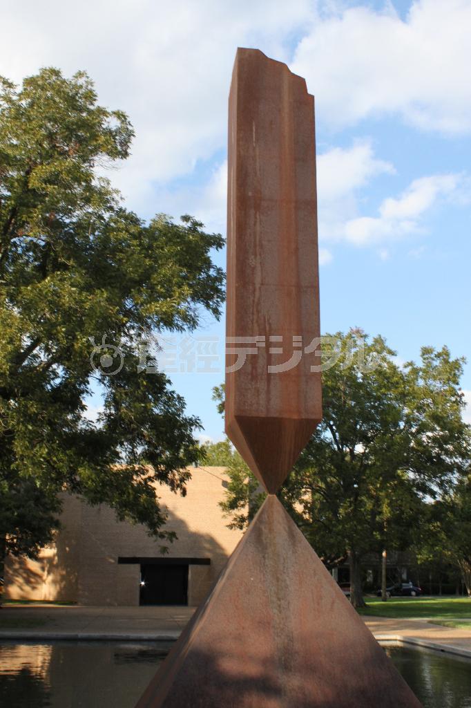 オブジェの後方に見えるのがロスコ・チャペル（中塚翠涛さん提供）