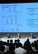 ２０１４年度第２四半期の連結業績について記者会見に臨む（左から）、神戸司郎執行役、吉田憲一郎代表執行役、十時裕樹業務執行役員＝３１日午後、港区港南