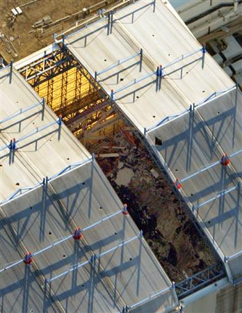 建屋カバー屋根部分のパネル１枚が試験的に取り外された福島第１原発１号機＝３１日午前７時５０分