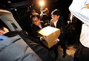 小渕優子前経済産業相の元秘書で、群馬県中之条町の折田謙一郎前町長の自宅から押収物を車に積み込む東京地検特捜部の係官ら＝２０１４年１０月３０日午後、群馬県吾妻郡中之条町（小野淳一撮影）