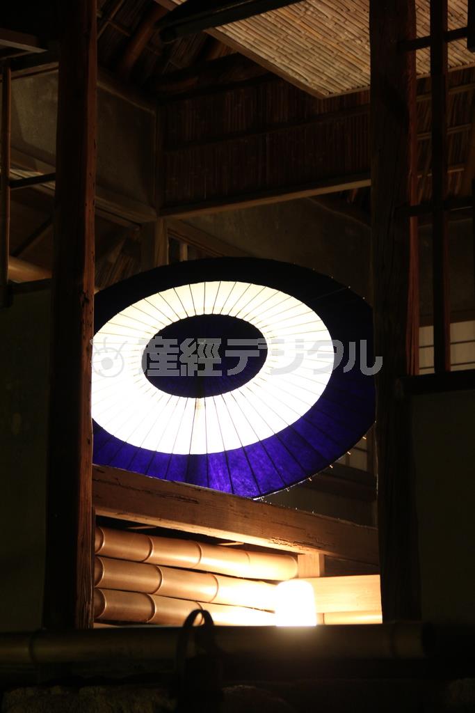 ライトアップされた傘亭には赤と青の一対の番傘がまるで、秀吉とおねのようにたたずんでいた＝２０１４年１０月２０日、京都市東山区の高台寺（田中幸美撮影）