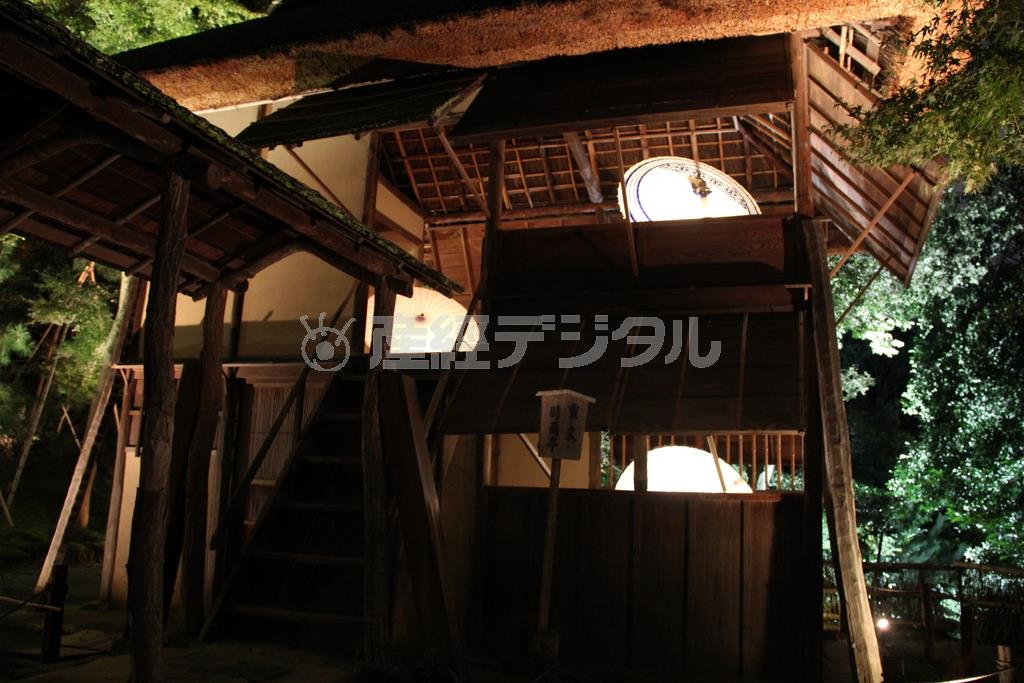 時雨亭では、内側に藤の花を描いて黒田官兵衛に見立てた番傘などが並べられた＝２０１４年１０月２０日、京都市東山区の高台寺（田中幸美撮影）