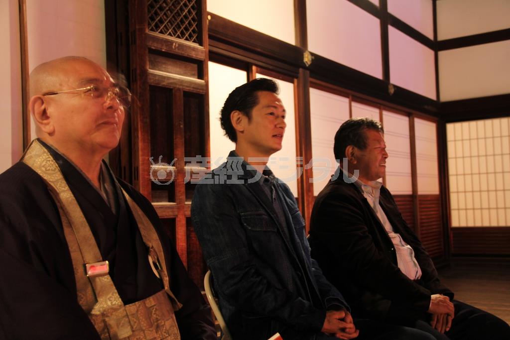 完成した波心亭のライトアップを眺める（左から）高台寺執事長の後藤典生（てんしょう）さん、監修を務めたクリエイターの井浦新（いうら・あらた）さん、作庭家の北山安夫さん＝２０１４年１０月２０日、京都市東山区の高台寺（田中幸美撮影）