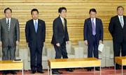 閣議に臨む安倍晋三首相と閣僚＝３１日午前、首相官邸（酒巻俊介撮影）