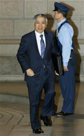 金融政策決定会合に向かう日銀の黒田総裁＝３１日午前、日銀本店