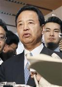 日銀の追加金融緩和について記者団の質問に答える甘利経済再生相＝３１日午後、首相官邸