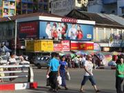 カタールのオーレドーの看板を掲げた携帯電話ショップ＝ヤンゴン