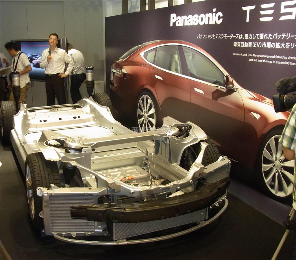 グランフロント大阪のパナソニックのショールームに展示されている米テスラモーターズの新型セダン「モデルＳ」の車体など＝１２日、大阪市北区