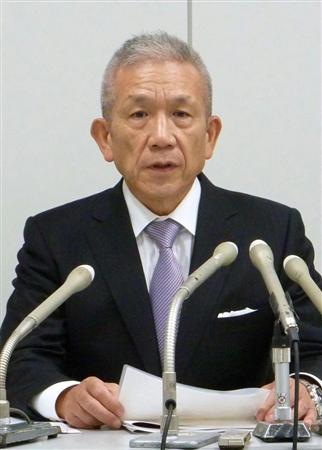 初の赤字決算の見通しを発表するベネッセホールディングスの原田泳幸会長兼社長＝３１日、東京都中央区