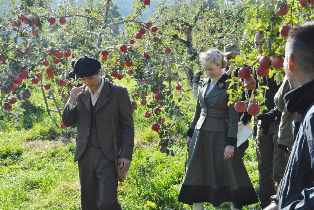 「マッサン」の撮影リハーサルに臨む玉山鉄二さんとシャーロット・ケイト・フォックスさん＝北海道余市町