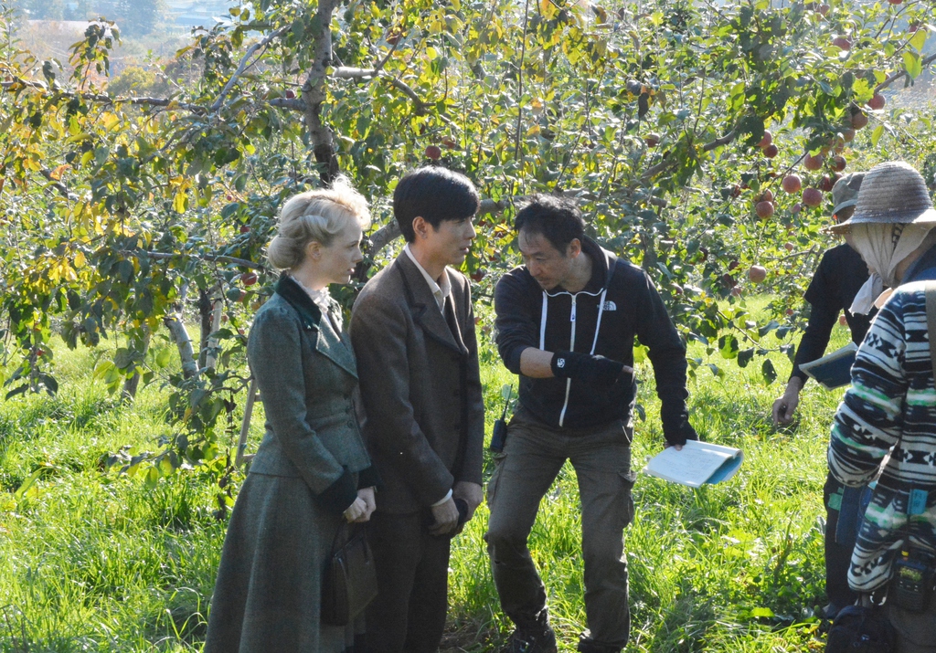 「マッサン」の撮影リハーサルに臨む玉山鉄二さんとシャーロット・ケイト・フォックスさん＝北海道余市町
