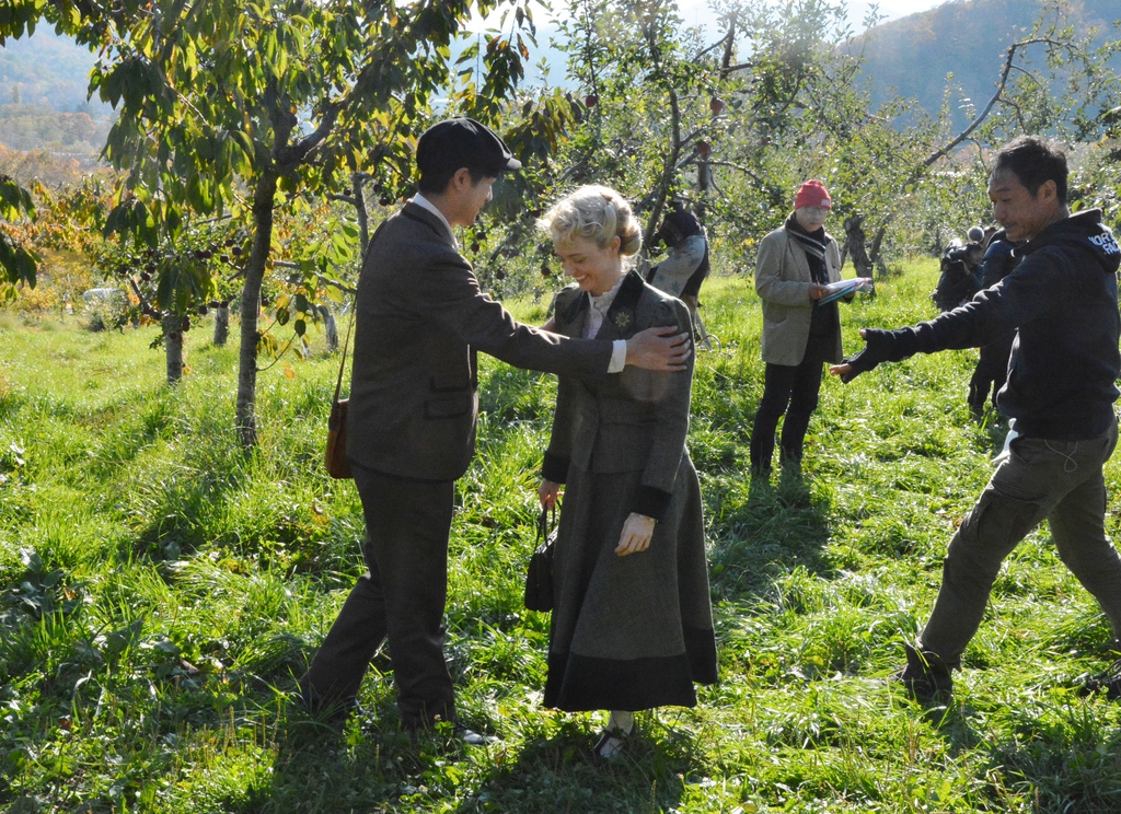 「マッサン」の撮影リハーサルで、つまづいたシャーロット・ケイト・フォックスさんを助ける玉山鉄二さん（左）＝北海道余市町