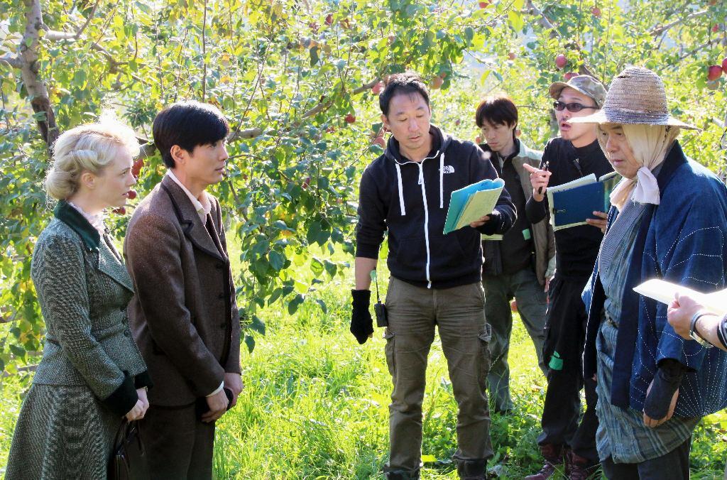 北海道余市町で撮影に臨む主人公の亀山政春役の玉山鉄二さん（左から２人目）とエリーを演じるシャーロット・ケイト・フォックスさん（左端）＝２３日午後