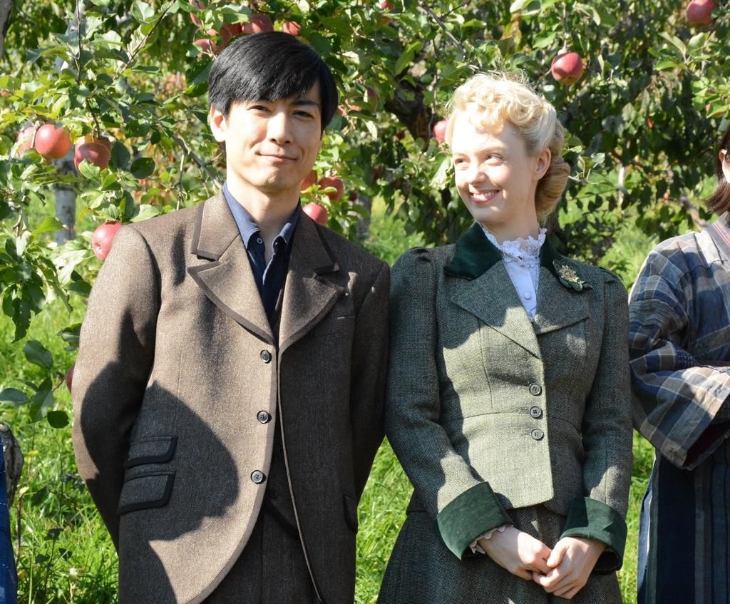 「マッサン」の北海道ロケに臨む玉山鉄二さん（左）とシャーロット・ケイト・フォックスさん＝北海道余市町