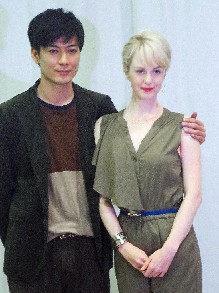 「マッサン」に出演する玉山鉄二さん（左）とシャーロット・ケイト・フォックス（平成２６年９月４日撮影）
