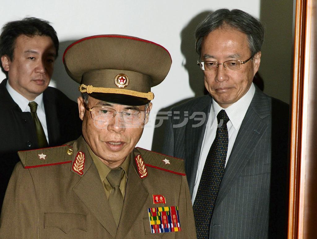 日本政府代表団との協議に向かう北朝鮮・特別調査委員会の徐大河（ソ・デハ）委員長（手前）。大きな星１つの肩章が朝鮮人民軍の少将であることを示している＝２０１４年１０月２８日、北朝鮮・首都平壌市（代表撮影）