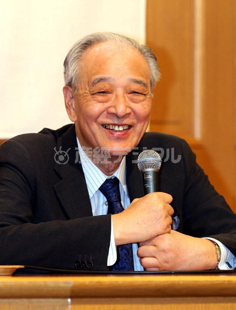 講演で話す岡崎久彦氏＝２００８年５月１３日、福岡県福岡市博多区のホテルオークラ福岡（山下香撮影）