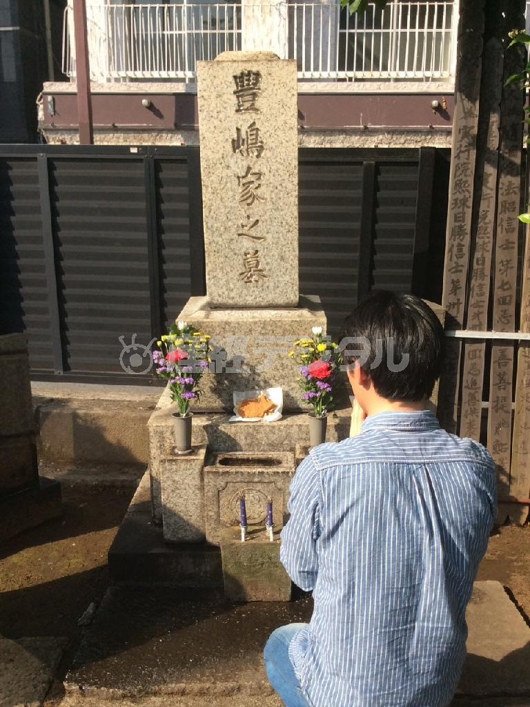 三代目柳家小さん師匠のお墓参りで東京・雑司ヶ谷の法明寺へ＝東京都豊島区（柳家花緑さん提供）
