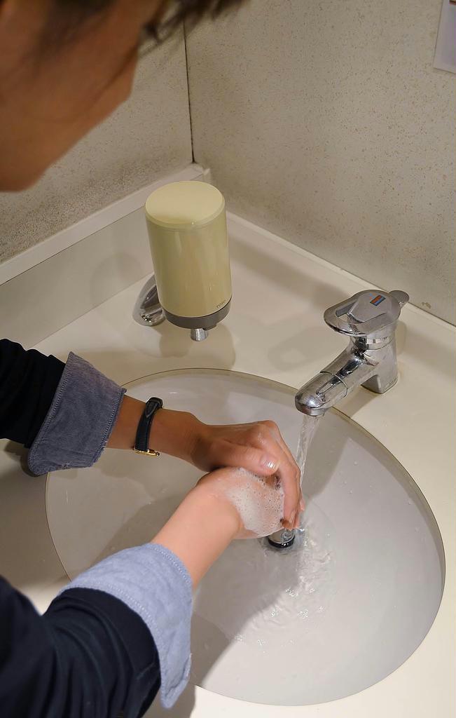 手荒れを防ぐには、手洗いの方法も重要だ