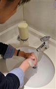 手荒れを防ぐには、手洗いの方法も重要だ