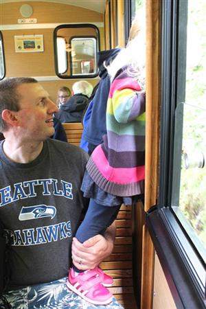 こちらがその舞台裏。背丈が届かない少女は父親の太ももに乗り、しっかり支えられていた